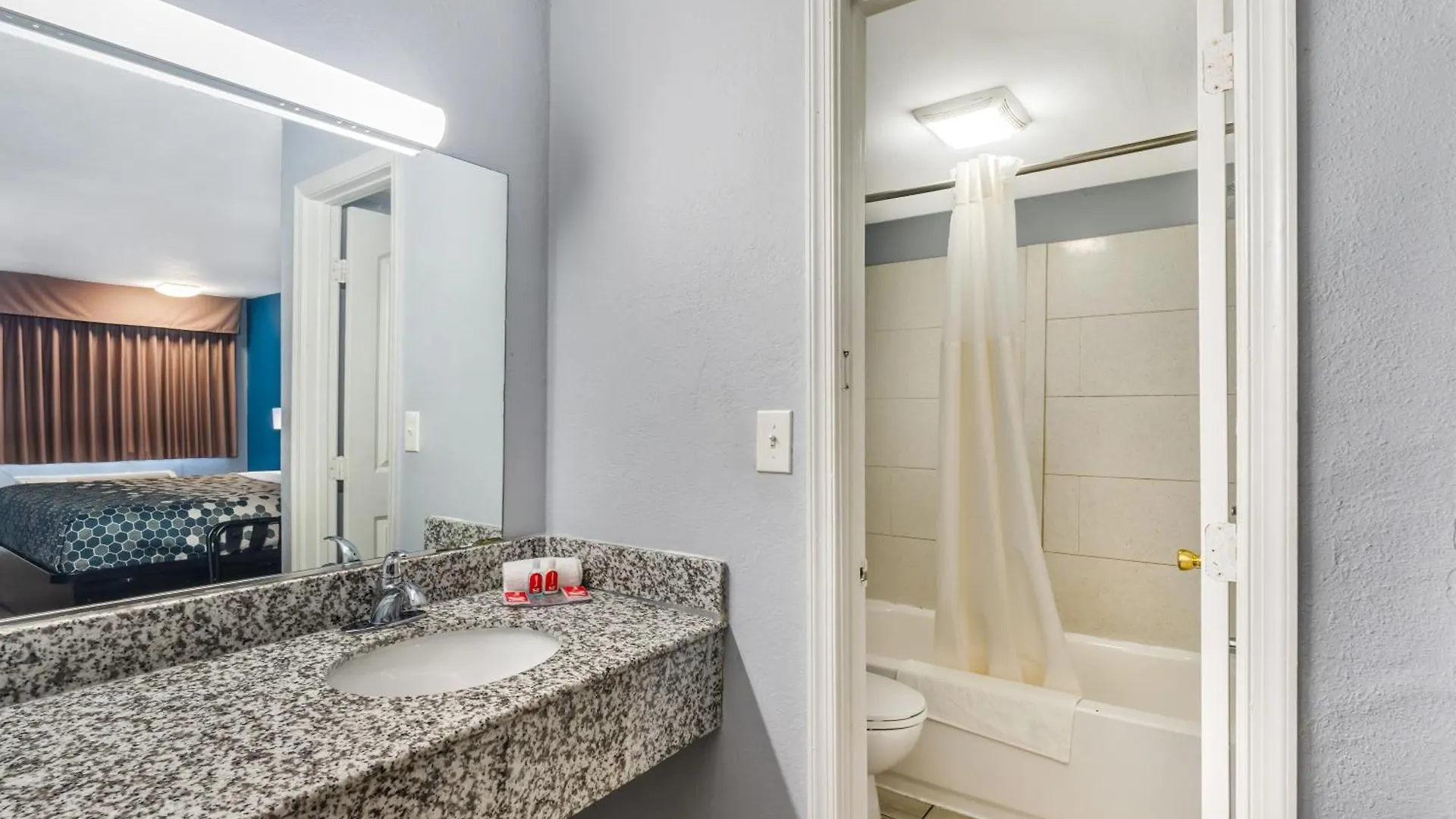 Econo Lodge Inn&Suites I-64&US 13 Virginia Beach