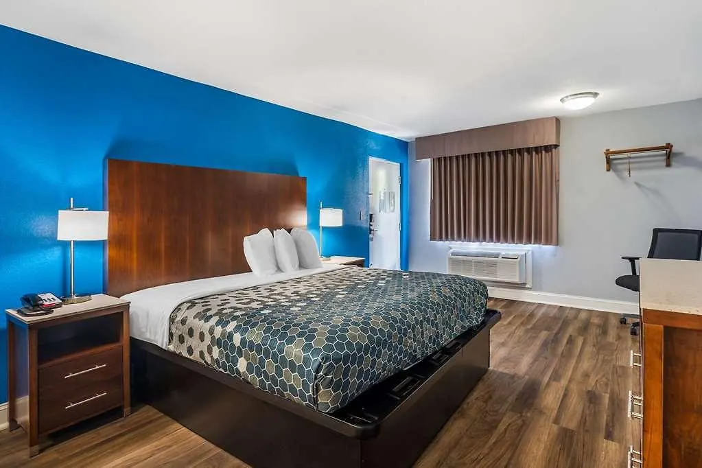 Econo Lodge Inn&Suites I-64&US 13 Virginia Beach