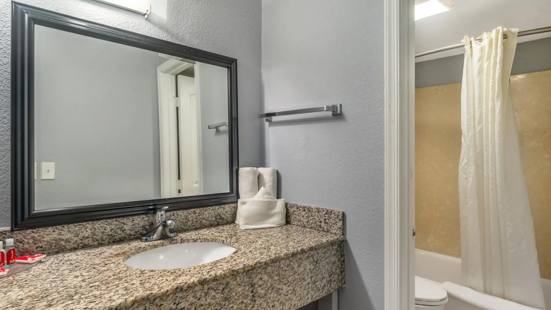 Econo Lodge Inn & Suites I-64 & Us 13 Virginia Beach